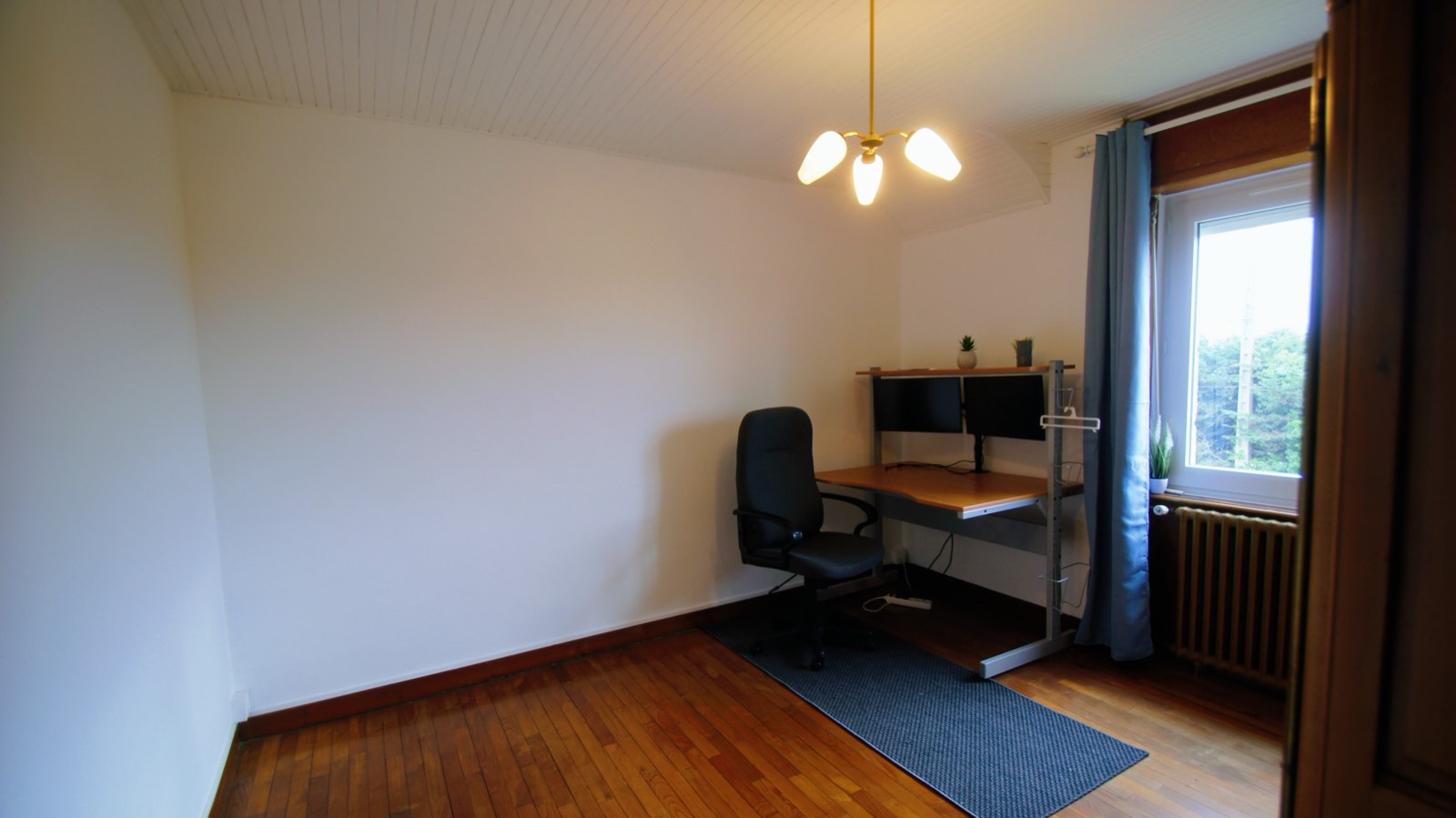 Bureau avec deux écrans face à la fenêtre