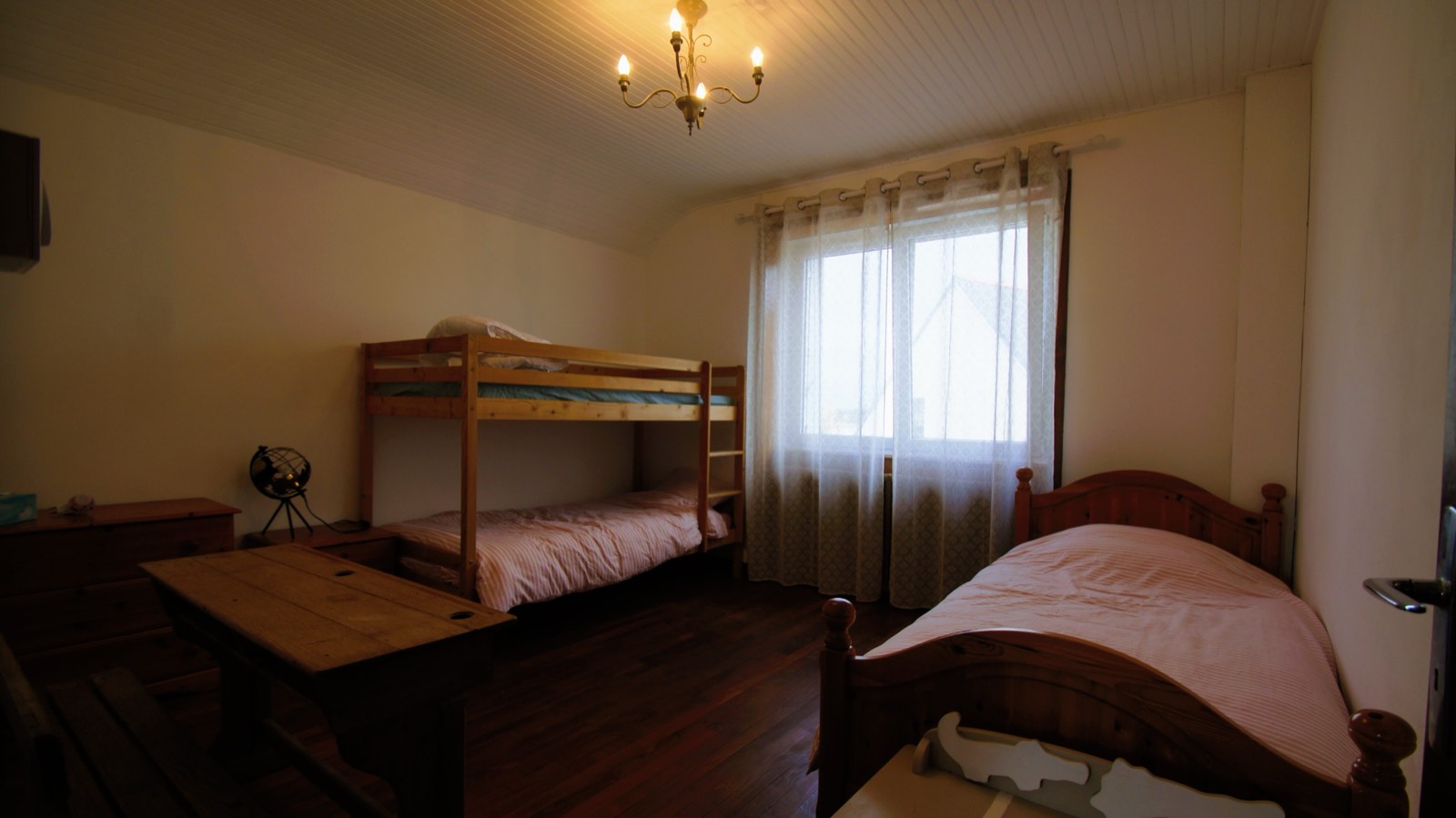 Chambre avec lits superposés et lit simple