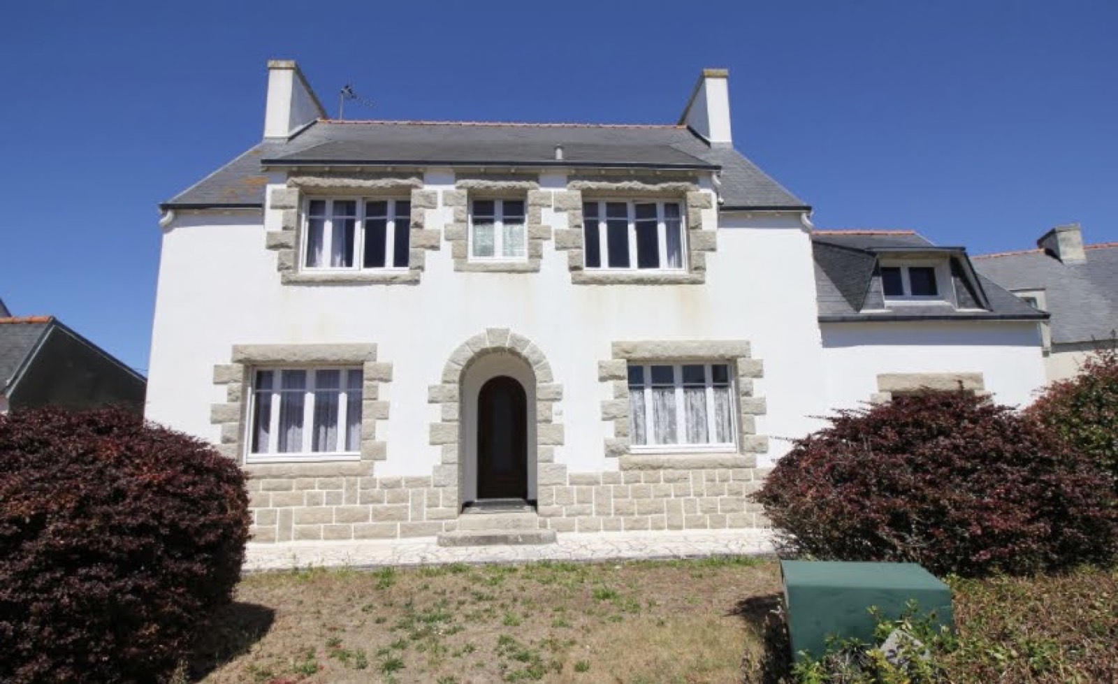 Façade en pierre de la maison sous un ciel bleu