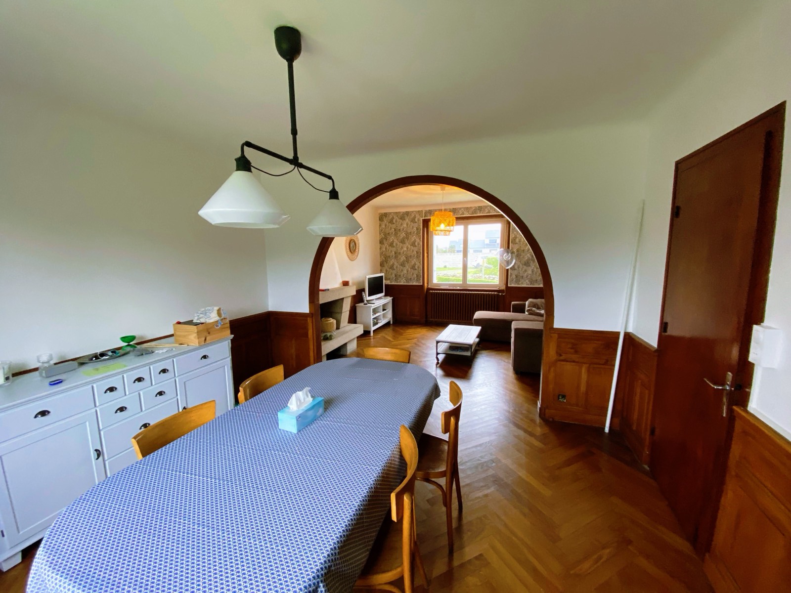 Salle à manger avec grande table et cheminée