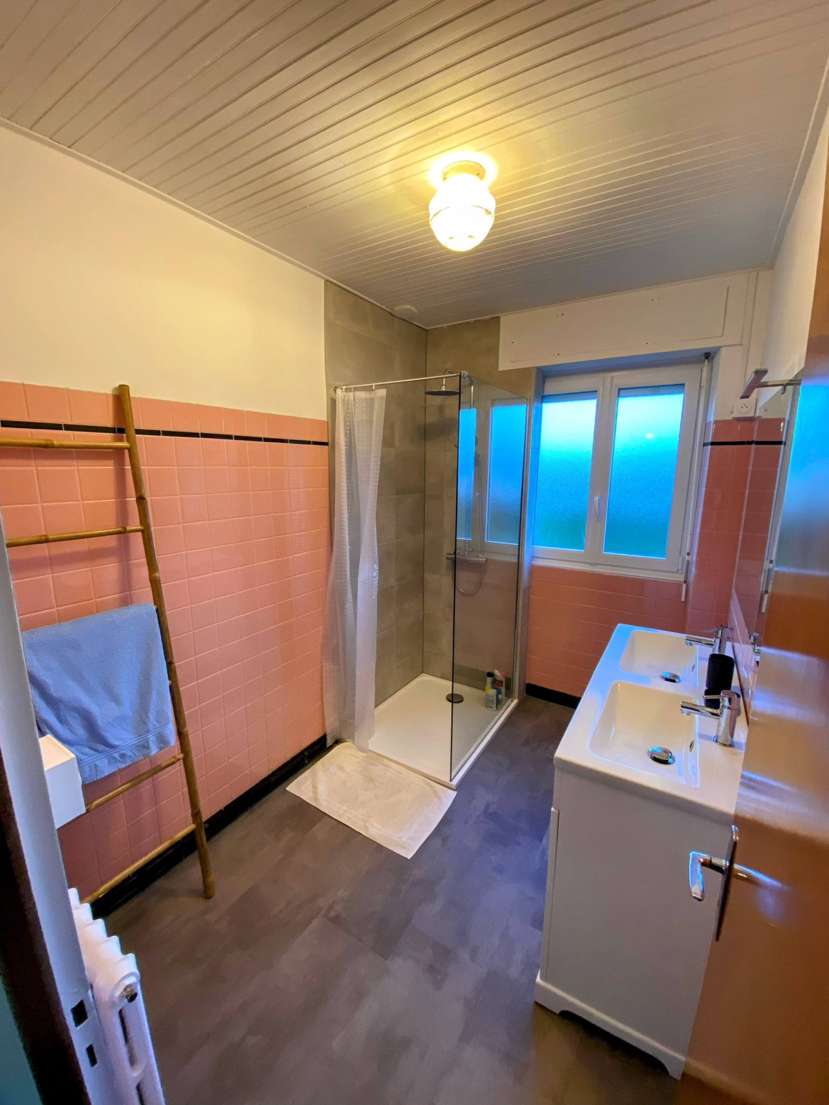 Salle de bain avec douche et double vasque